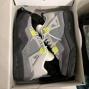 Air Jordan 4 Retro SE Neon